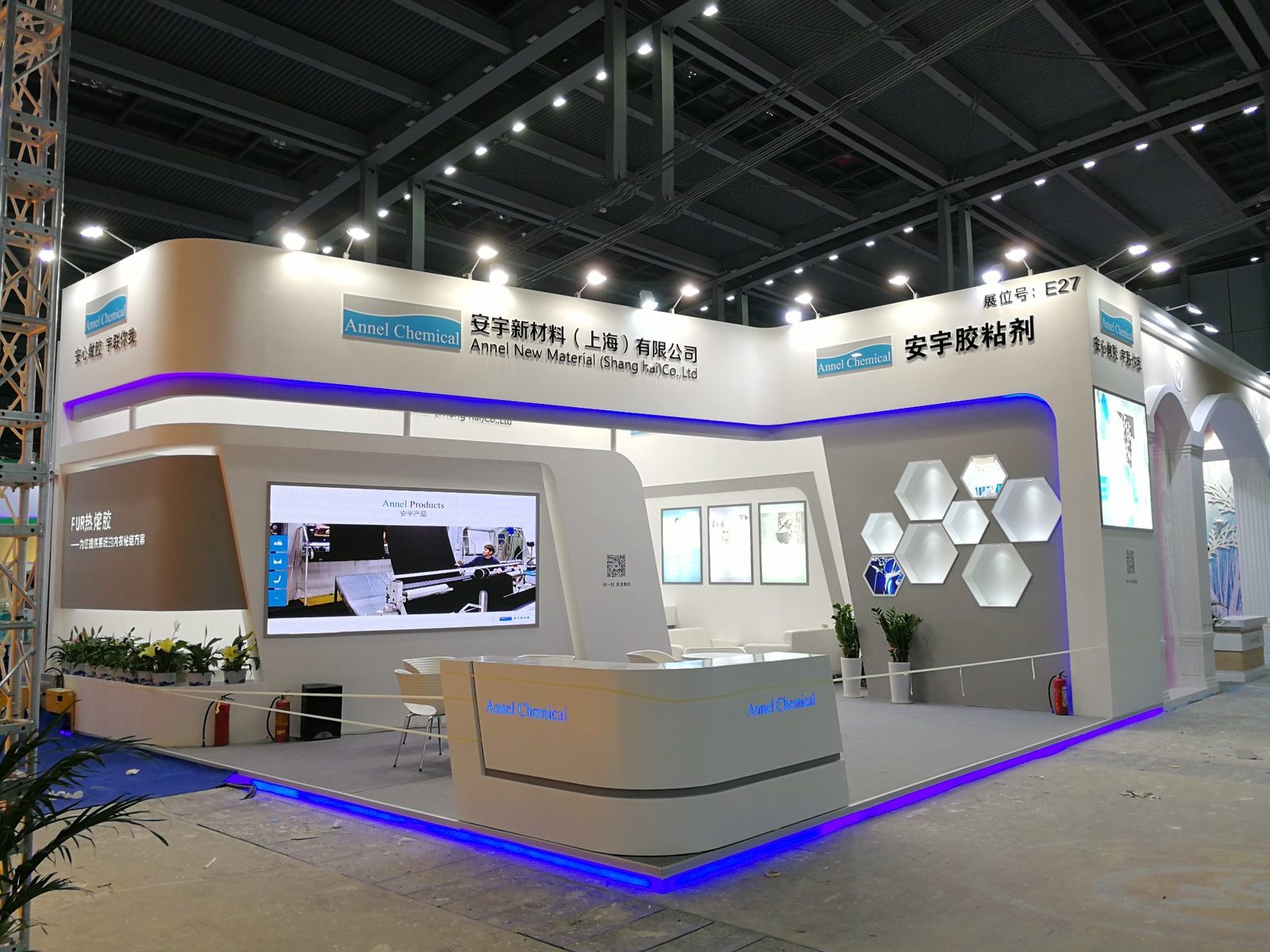 工业展特装展位现场：异形结构与蓝色灯带勾勒出品牌展区