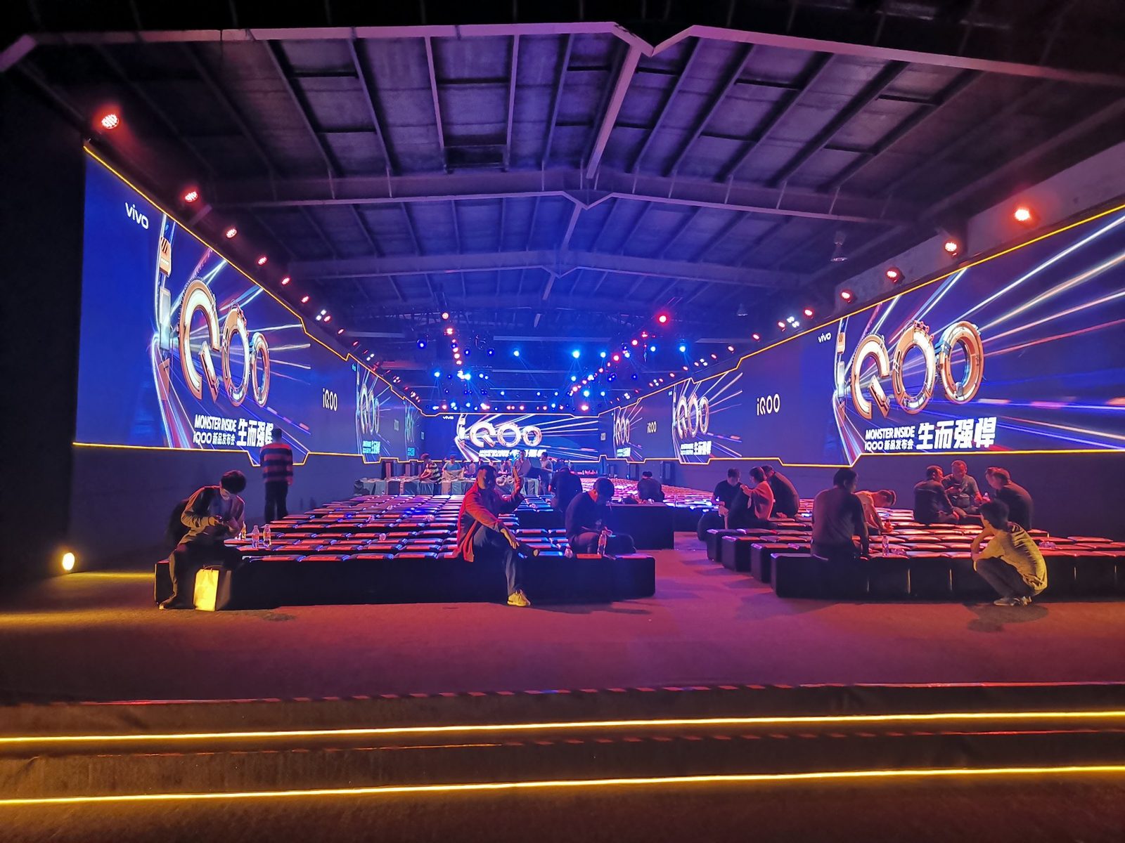vivo iQOO 生而强悍新品发布会现场：iQOO MONSTER 三面巨幅主屏环绕观众、红蓝灯阵与台阶式观众席