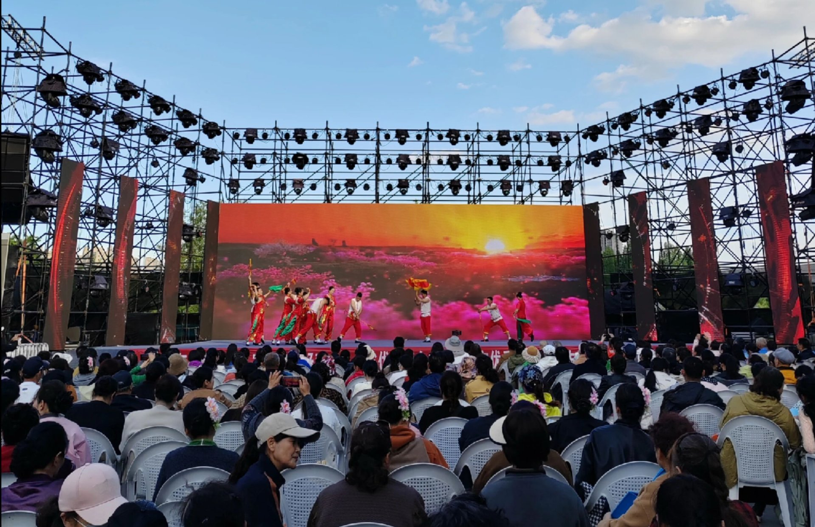 户外发布会舞台实景：大型LED主屏与现场观众席