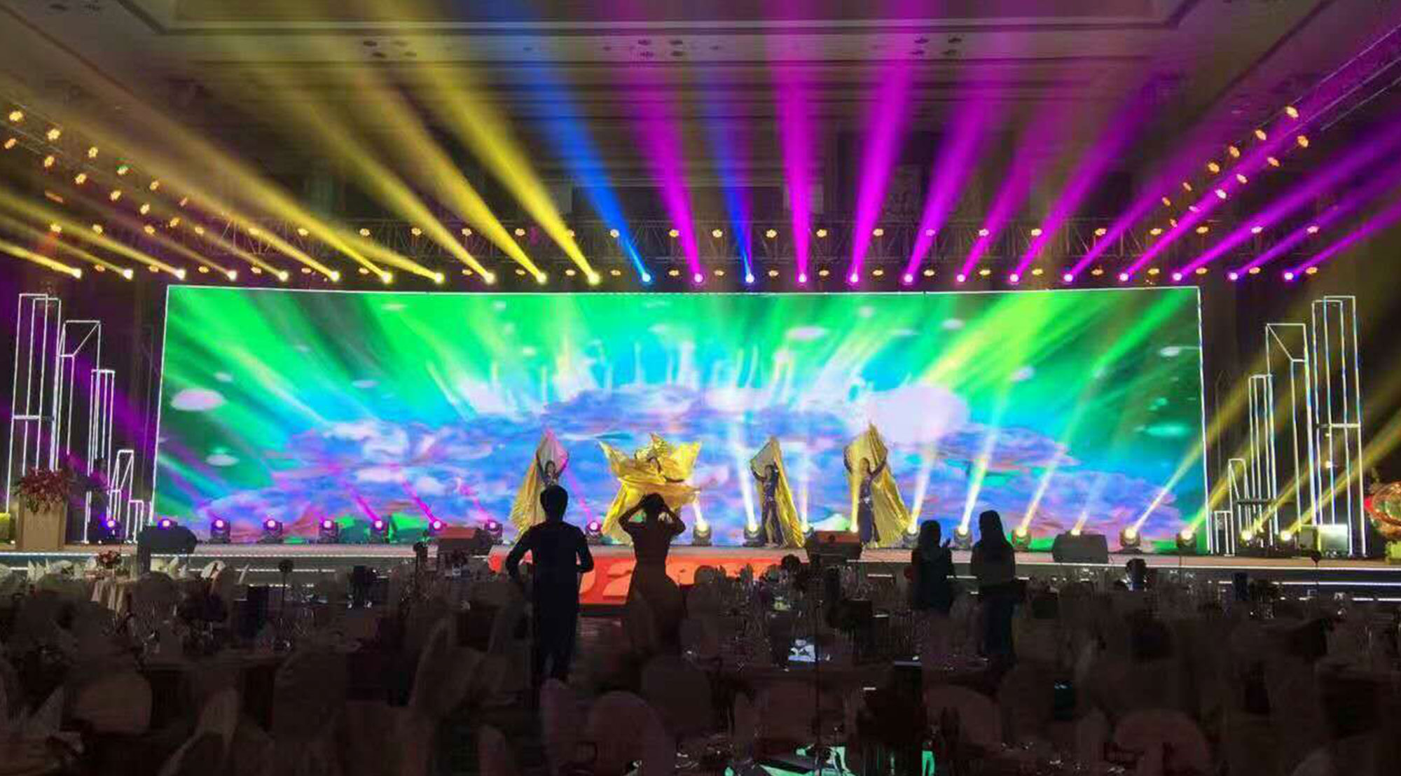 自然堂松岗佳华路演夜间表演现场
