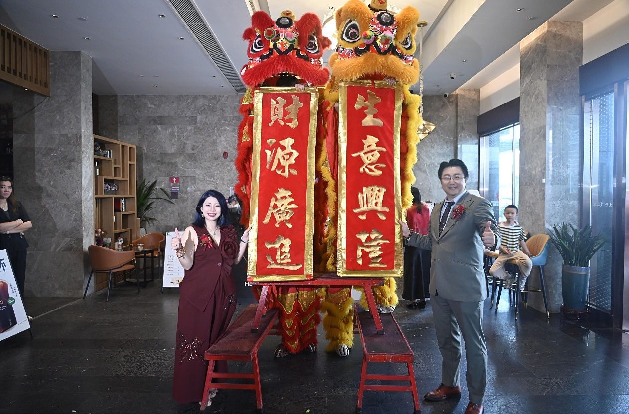 医院诊所开业舞狮表演：红黄双狮与嘉宾合影
